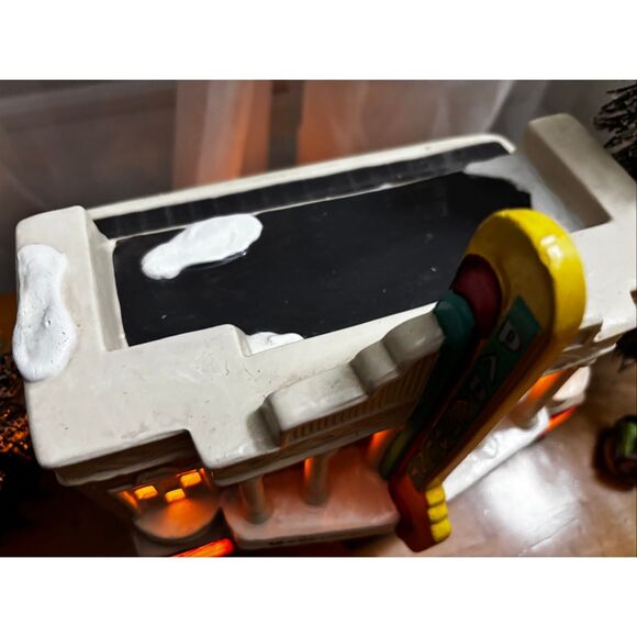 Dept 56 Paramount Theater Building Snow Village - Picture 11 of 11